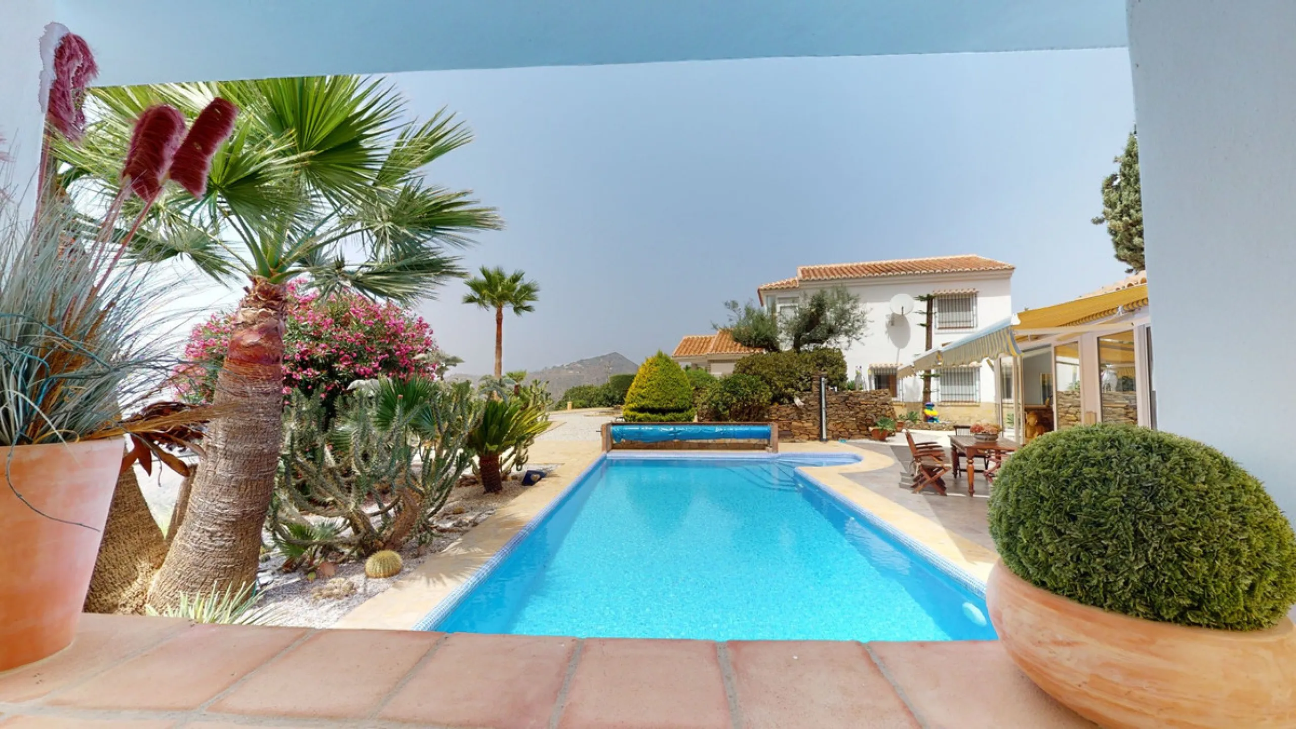 If it ́s your dream to live in a fantastic, high quality built villa with a pool and breathtaking sea views, then you have found the right property. This 280 m2 luxury villa offers everything you could possibly want. In the centre of the modern villa mixe