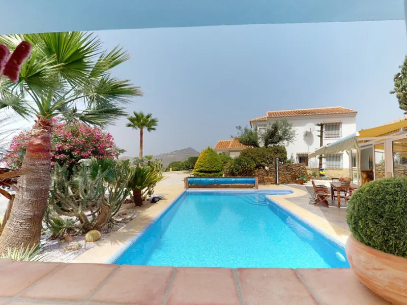 If it ́s your dream to live in a fantastic, high quality built villa with a pool and breathtaking sea views, then you have found the right property. This 280 m2 luxury villa offers everything you could possibly want. In the centre of the modern villa mixe