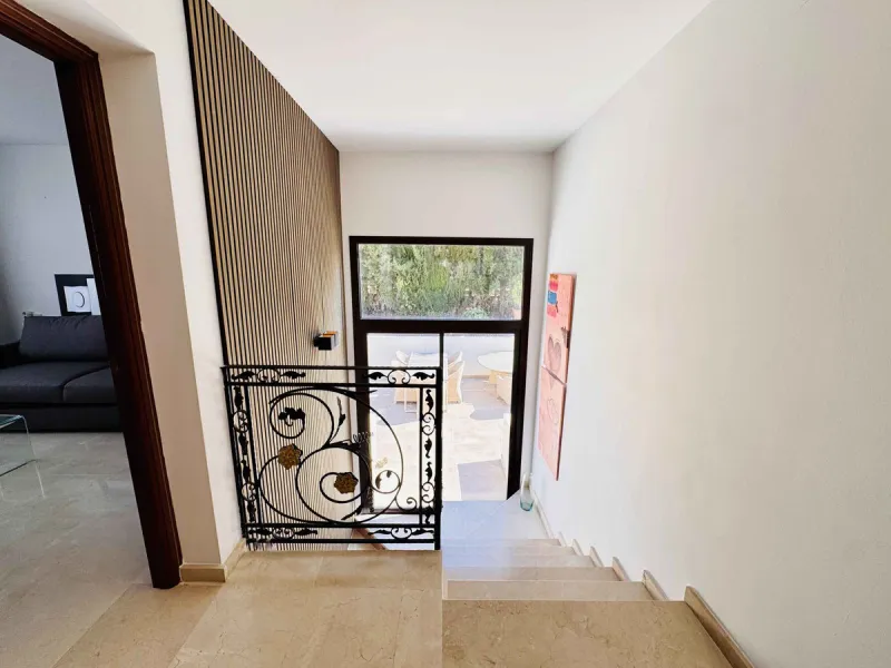 House - Detached Villa в продаже в Mijas, Málaga. В доме 5 спален и 5 ванных комнат. Площадь дома 299 м². Площадь участка 530 м²