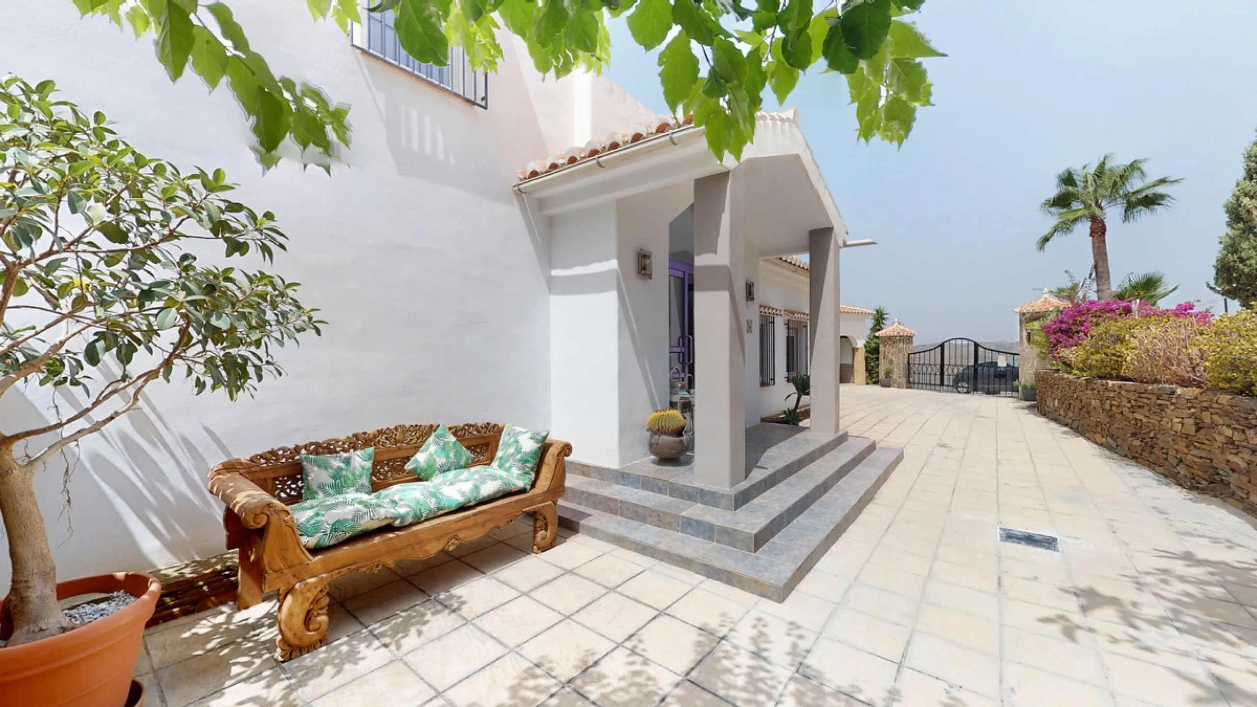 If it ́s your dream to live in a fantastic, high quality built villa with a pool and breathtaking sea views, then you have found the right property. This 280 m2 luxury villa offers everything you could possibly want. In the centre of the modern villa mixe