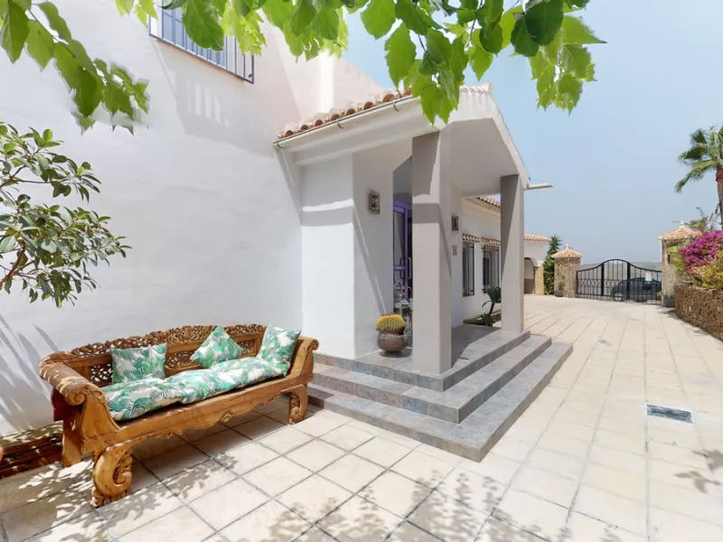 If it ́s your dream to live in a fantastic, high quality built villa with a pool and breathtaking sea views, then you have found the right property. This 280 m2 luxury villa offers everything you could possibly want. In the centre of the modern villa mixe
