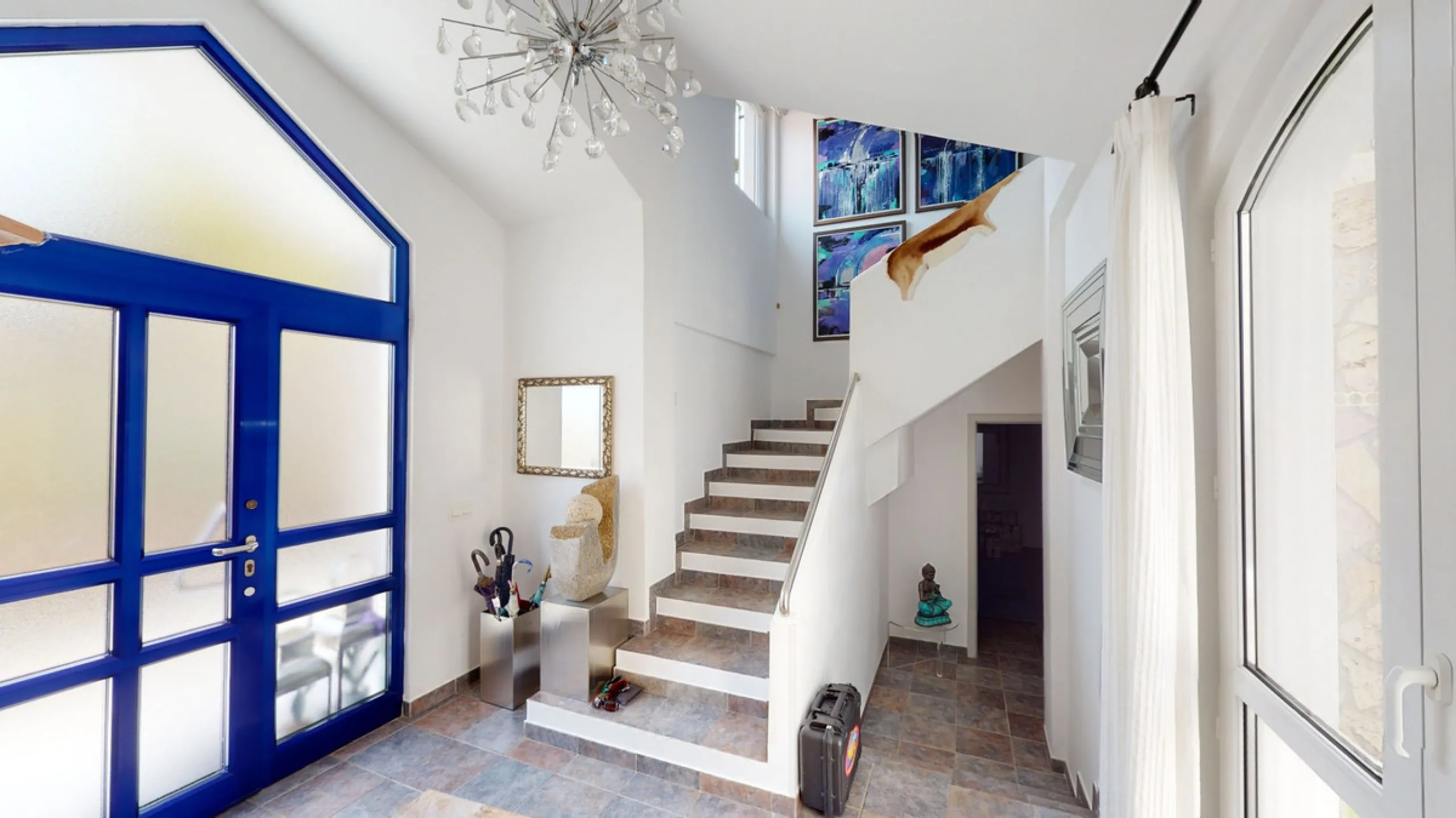 If it ́s your dream to live in a fantastic, high quality built villa with a pool and breathtaking sea views, then you have found the right property. This 280 m2 luxury villa offers everything you could possibly want. In the centre of the modern villa mixe