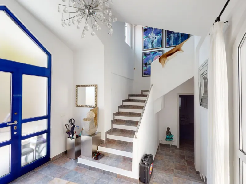 If it ́s your dream to live in a fantastic, high quality built villa with a pool and breathtaking sea views, then you have found the right property. This 280 m2 luxury villa offers everything you could possibly want. In the centre of the modern villa mixe