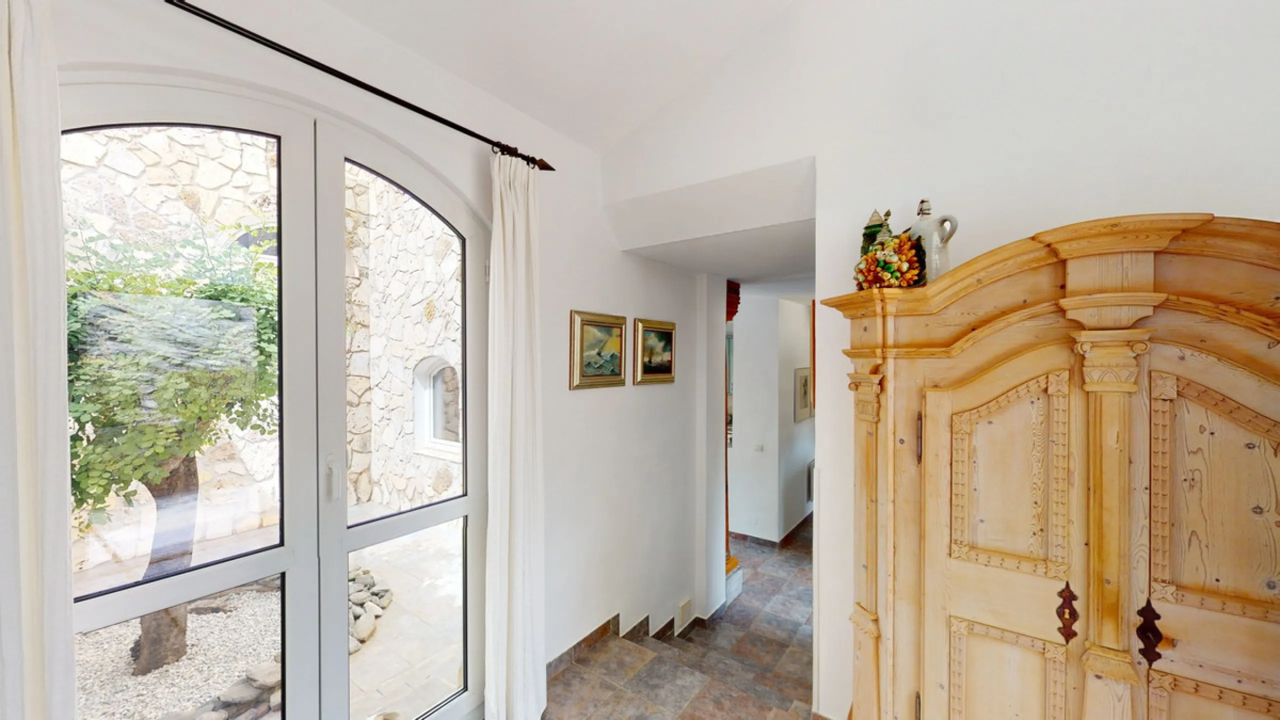 If it ́s your dream to live in a fantastic, high quality built villa with a pool and breathtaking sea views, then you have found the right property. This 280 m2 luxury villa offers everything you could possibly want. In the centre of the modern villa mixe