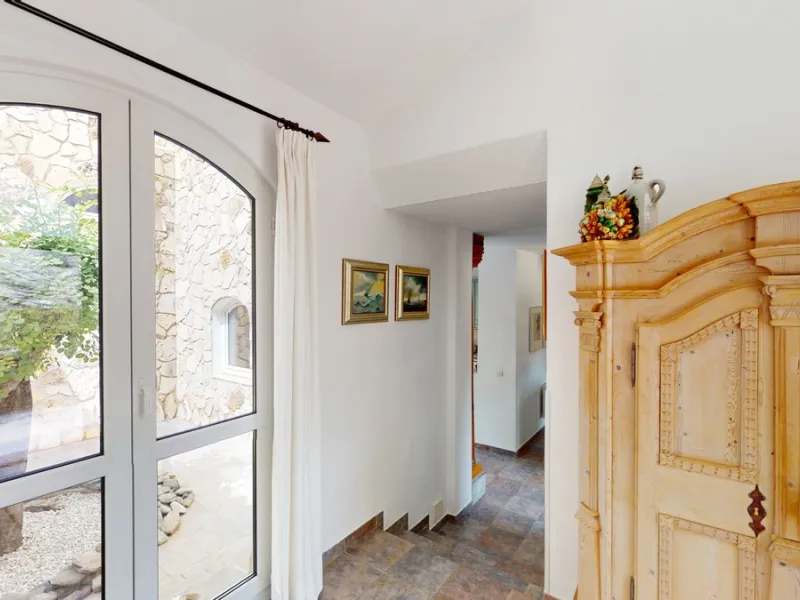 If it ́s your dream to live in a fantastic, high quality built villa with a pool and breathtaking sea views, then you have found the right property. This 280 m2 luxury villa offers everything you could possibly want. In the centre of the modern villa mixe