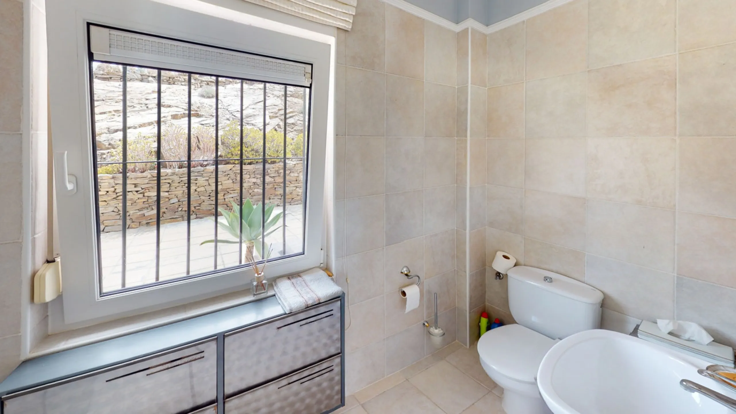 If it ́s your dream to live in a fantastic, high quality built villa with a pool and breathtaking sea views, then you have found the right property. This 280 m2 luxury villa offers everything you could possibly want. In the centre of the modern villa mixe
