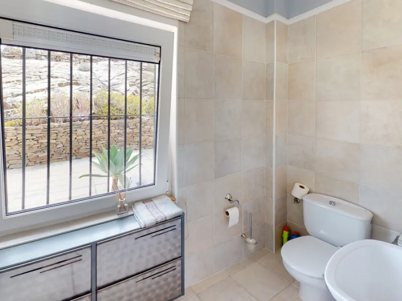 If it ́s your dream to live in a fantastic, high quality built villa with a pool and breathtaking sea views, then you have found the right property. This 280 m2 luxury villa offers everything you could possibly want. In the centre of the modern villa mixe