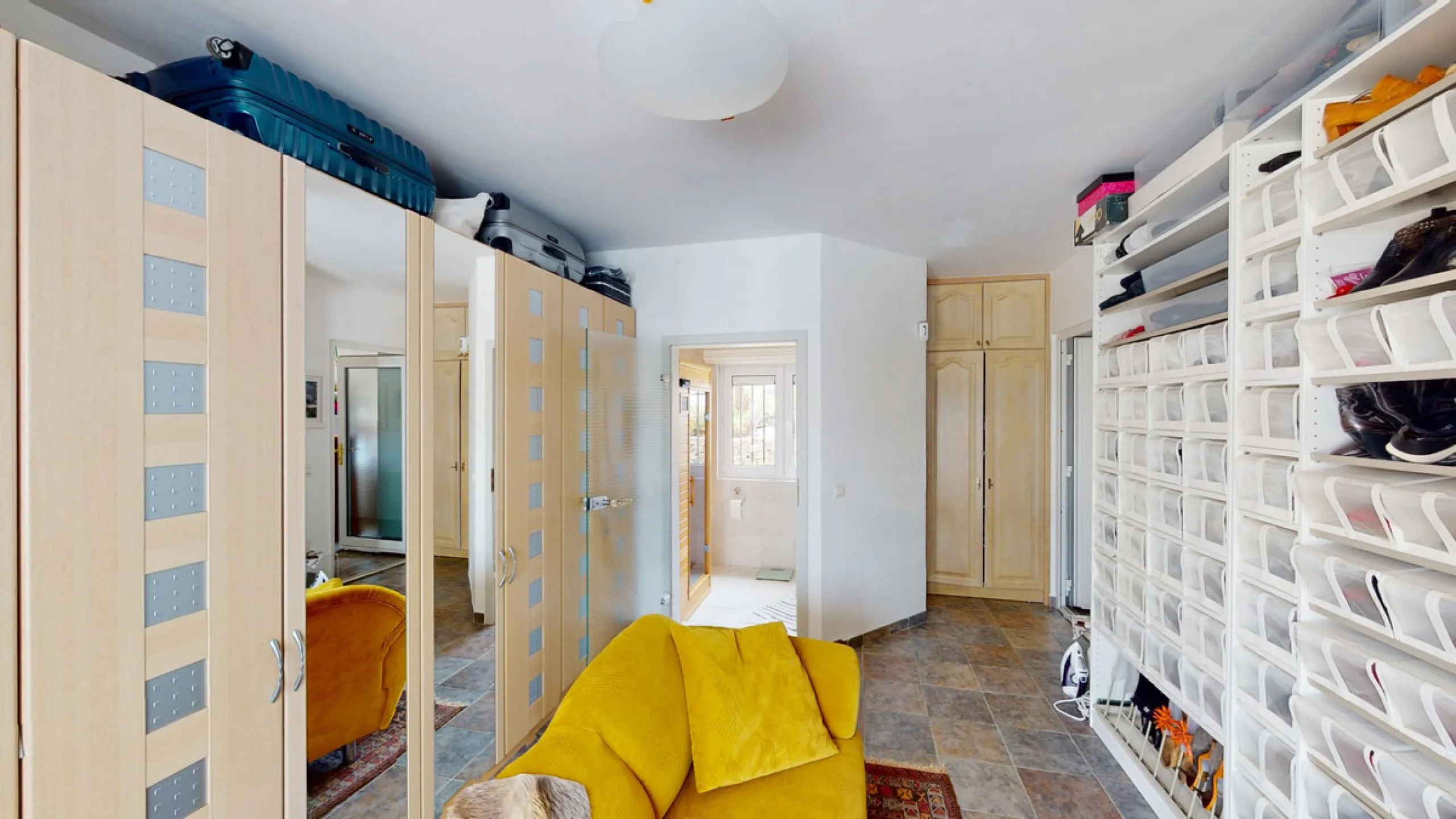 If it ́s your dream to live in a fantastic, high quality built villa with a pool and breathtaking sea views, then you have found the right property. This 280 m2 luxury villa offers everything you could possibly want. In the centre of the modern villa mixe
