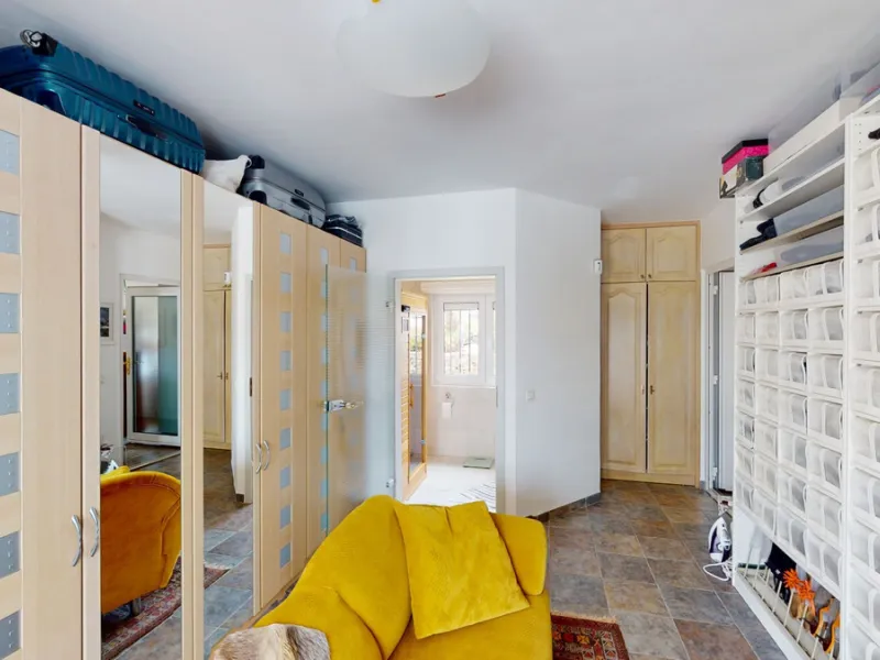 If it ́s your dream to live in a fantastic, high quality built villa with a pool and breathtaking sea views, then you have found the right property. This 280 m2 luxury villa offers everything you could possibly want. In the centre of the modern villa mixe