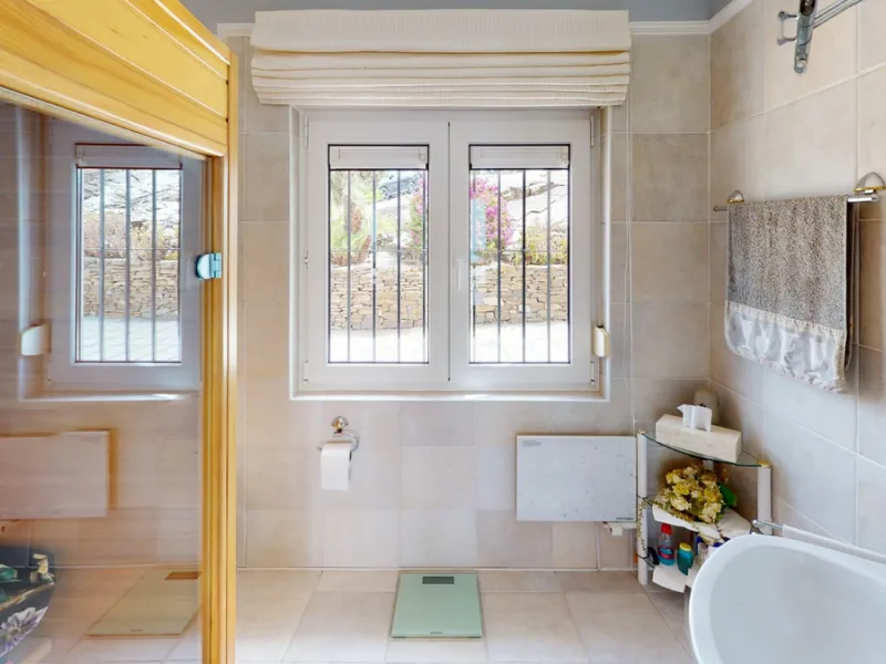 If it ́s your dream to live in a fantastic, high quality built villa with a pool and breathtaking sea views, then you have found the right property. This 280 m2 luxury villa offers everything you could possibly want. In the centre of the modern villa mixe