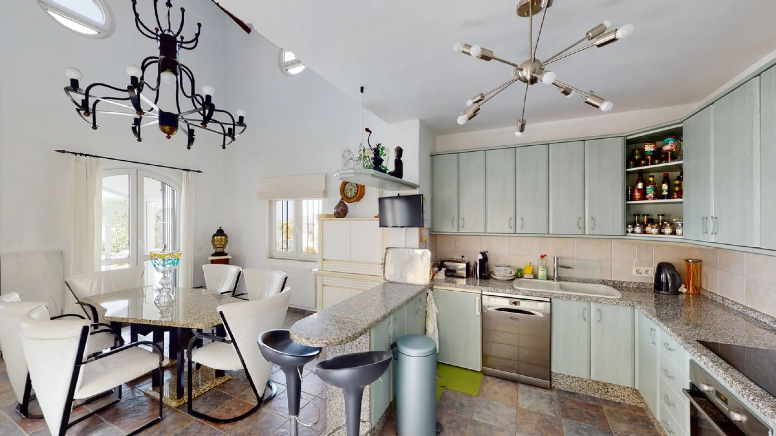 If it ́s your dream to live in a fantastic, high quality built villa with a pool and breathtaking sea views, then you have found the right property. This 280 m2 luxury villa offers everything you could possibly want. In the centre of the modern villa mixe