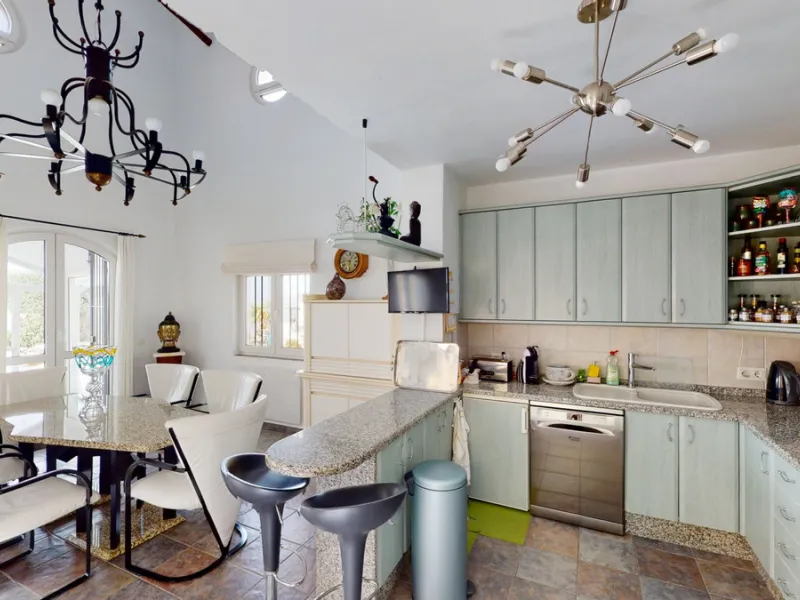 If it ́s your dream to live in a fantastic, high quality built villa with a pool and breathtaking sea views, then you have found the right property. This 280 m2 luxury villa offers everything you could possibly want. In the centre of the modern villa mixe