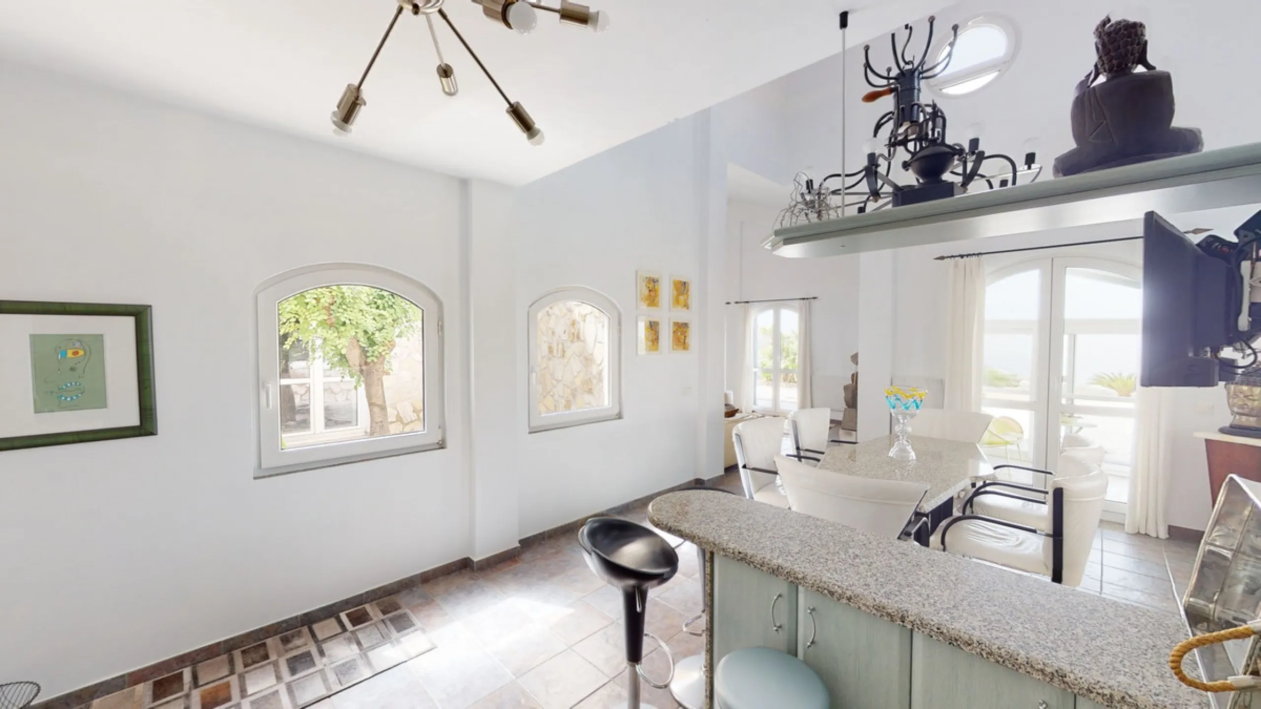 If it ́s your dream to live in a fantastic, high quality built villa with a pool and breathtaking sea views, then you have found the right property. This 280 m2 luxury villa offers everything you could possibly want. In the centre of the modern villa mixe