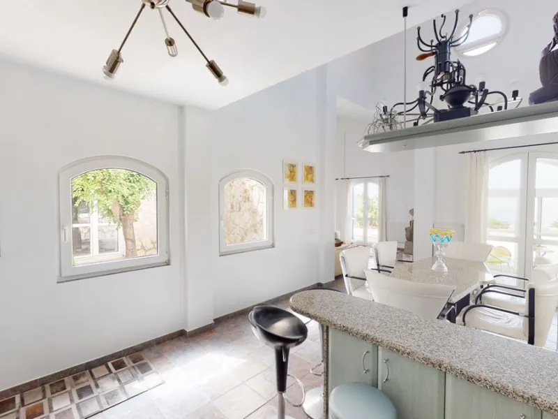 If it ́s your dream to live in a fantastic, high quality built villa with a pool and breathtaking sea views, then you have found the right property. This 280 m2 luxury villa offers everything you could possibly want. In the centre of the modern villa mixe