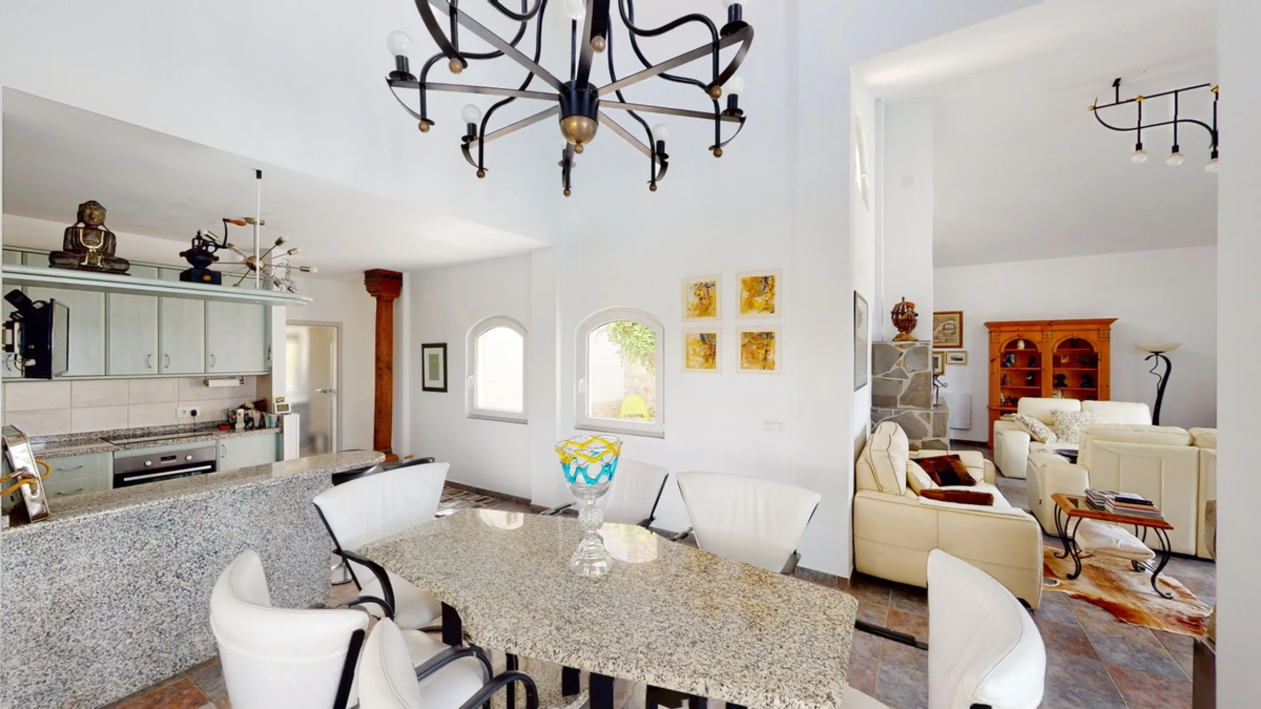 If it ́s your dream to live in a fantastic, high quality built villa with a pool and breathtaking sea views, then you have found the right property. This 280 m2 luxury villa offers everything you could possibly want. In the centre of the modern villa mixe