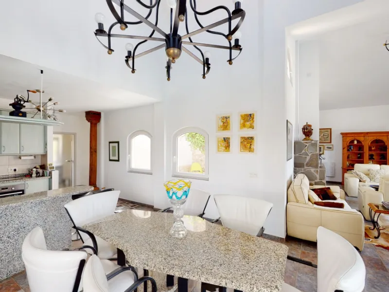 If it ́s your dream to live in a fantastic, high quality built villa with a pool and breathtaking sea views, then you have found the right property. This 280 m2 luxury villa offers everything you could possibly want. In the centre of the modern villa mixe