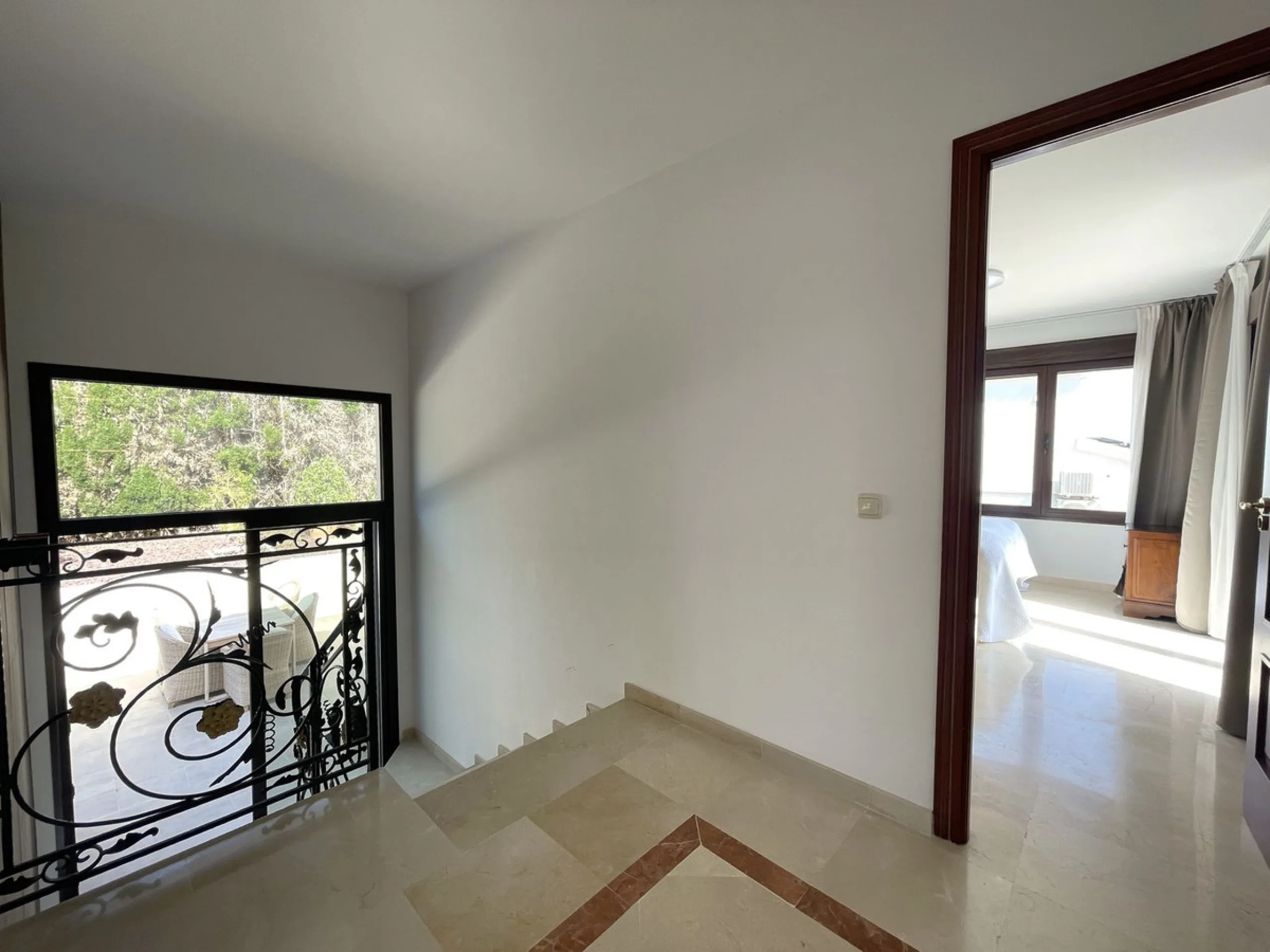 House - Detached Villa в продаже в Mijas, Málaga. В доме 5 спален и 5 ванных комнат. Площадь дома 299 м². Площадь участка 530 м²