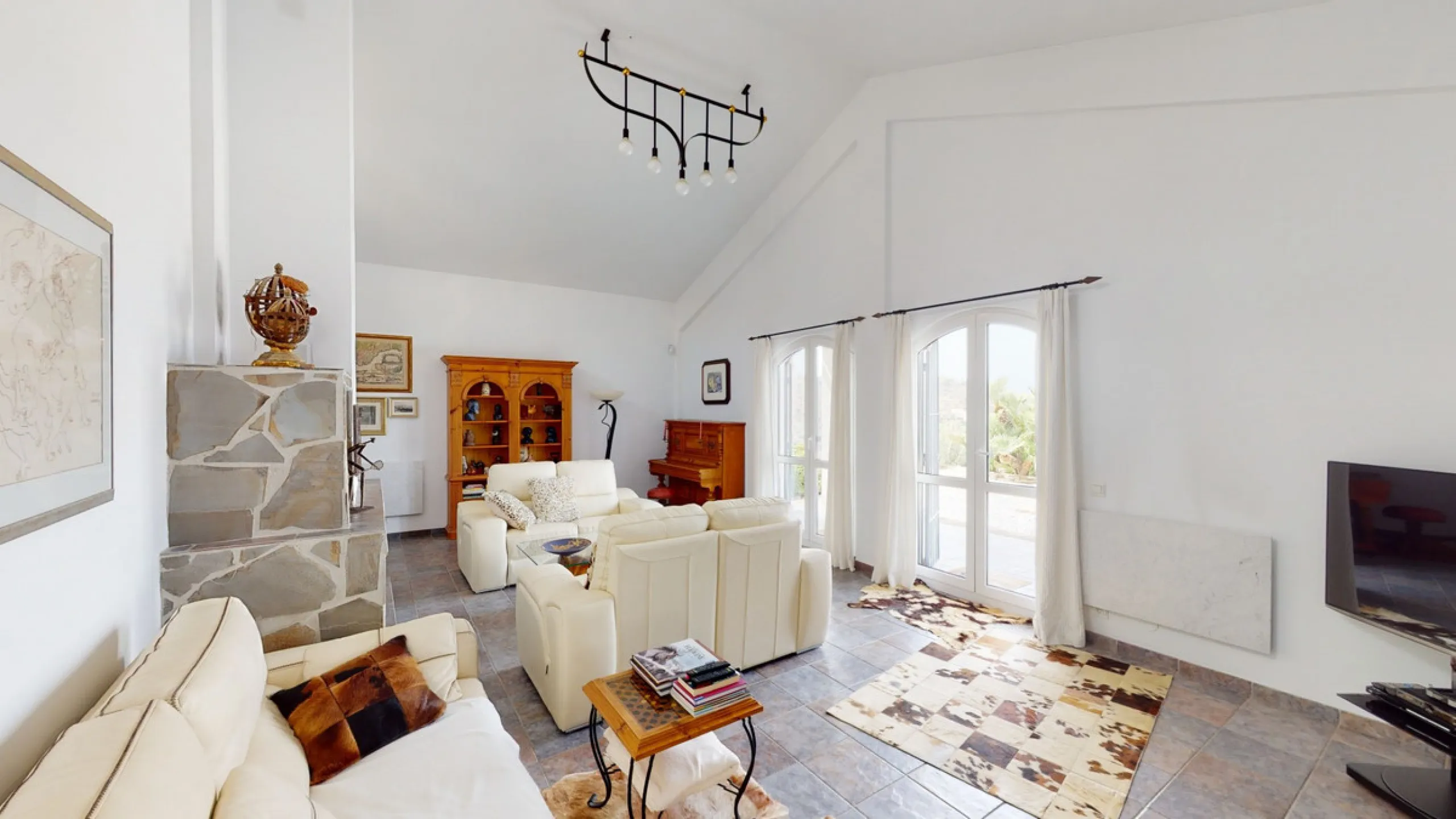 If it ́s your dream to live in a fantastic, high quality built villa with a pool and breathtaking sea views, then you have found the right property. This 280 m2 luxury villa offers everything you could possibly want. In the centre of the modern villa mixe