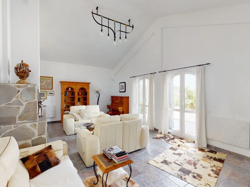 If it ́s your dream to live in a fantastic, high quality built villa with a pool and breathtaking sea views, then you have found the right property. This 280 m2 luxury villa offers everything you could possibly want. In the centre of the modern villa mixe