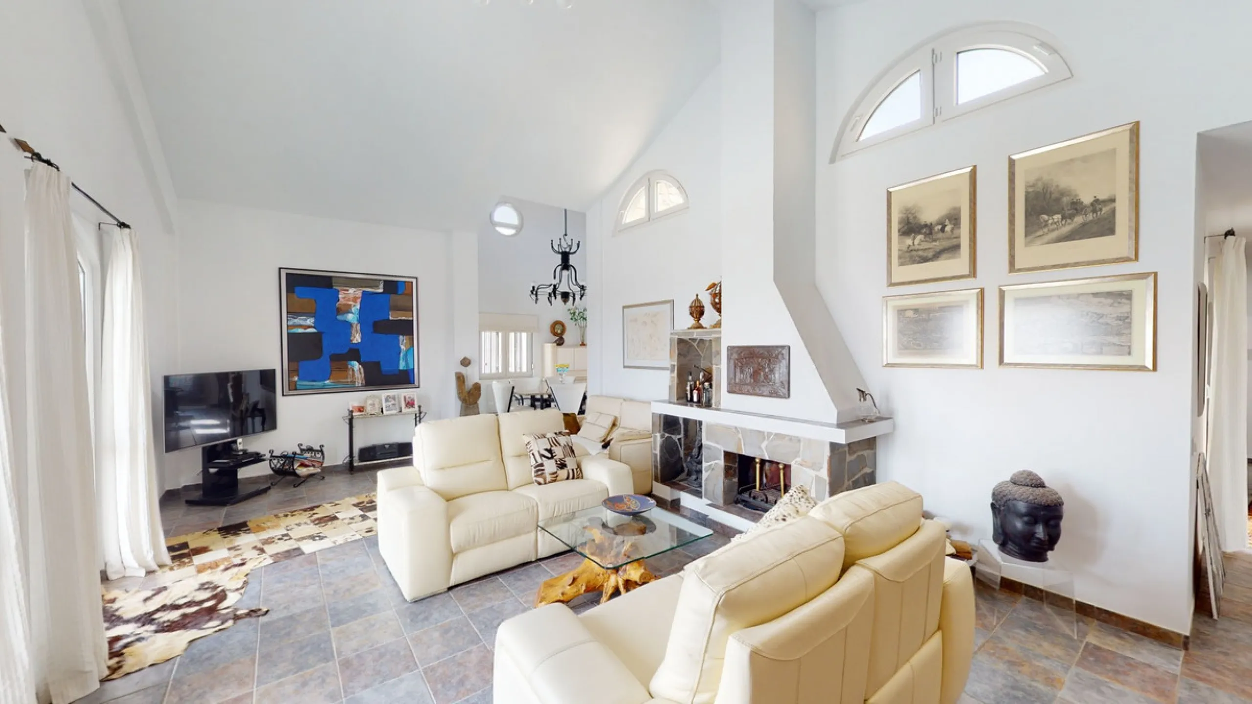 If it ́s your dream to live in a fantastic, high quality built villa with a pool and breathtaking sea views, then you have found the right property. This 280 m2 luxury villa offers everything you could possibly want. In the centre of the modern villa mixe