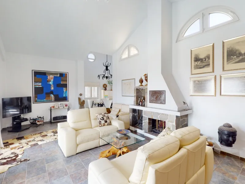 If it ́s your dream to live in a fantastic, high quality built villa with a pool and breathtaking sea views, then you have found the right property. This 280 m2 luxury villa offers everything you could possibly want. In the centre of the modern villa mixe