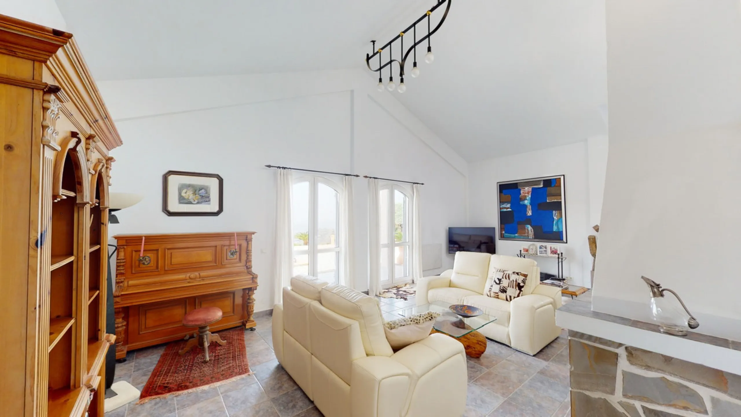 If it ́s your dream to live in a fantastic, high quality built villa with a pool and breathtaking sea views, then you have found the right property. This 280 m2 luxury villa offers everything you could possibly want. In the centre of the modern villa mixe