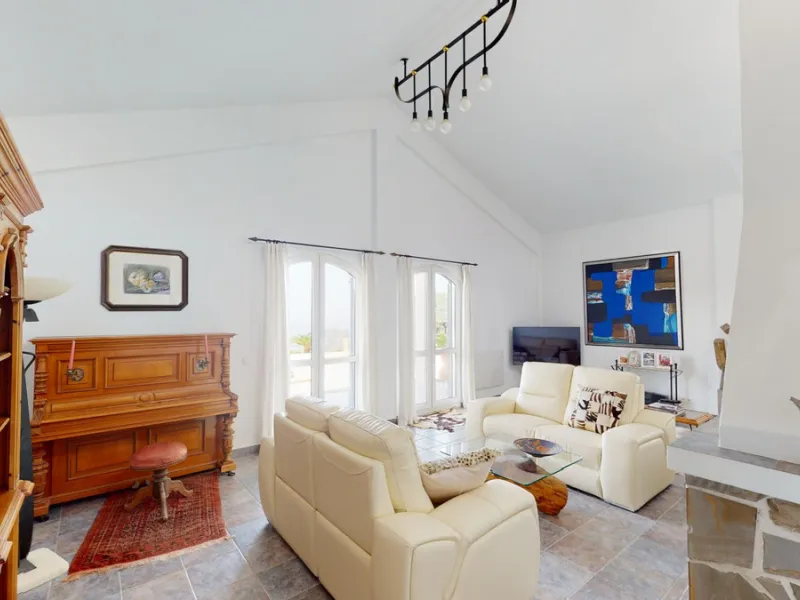 If it ́s your dream to live in a fantastic, high quality built villa with a pool and breathtaking sea views, then you have found the right property. This 280 m2 luxury villa offers everything you could possibly want. In the centre of the modern villa mixe