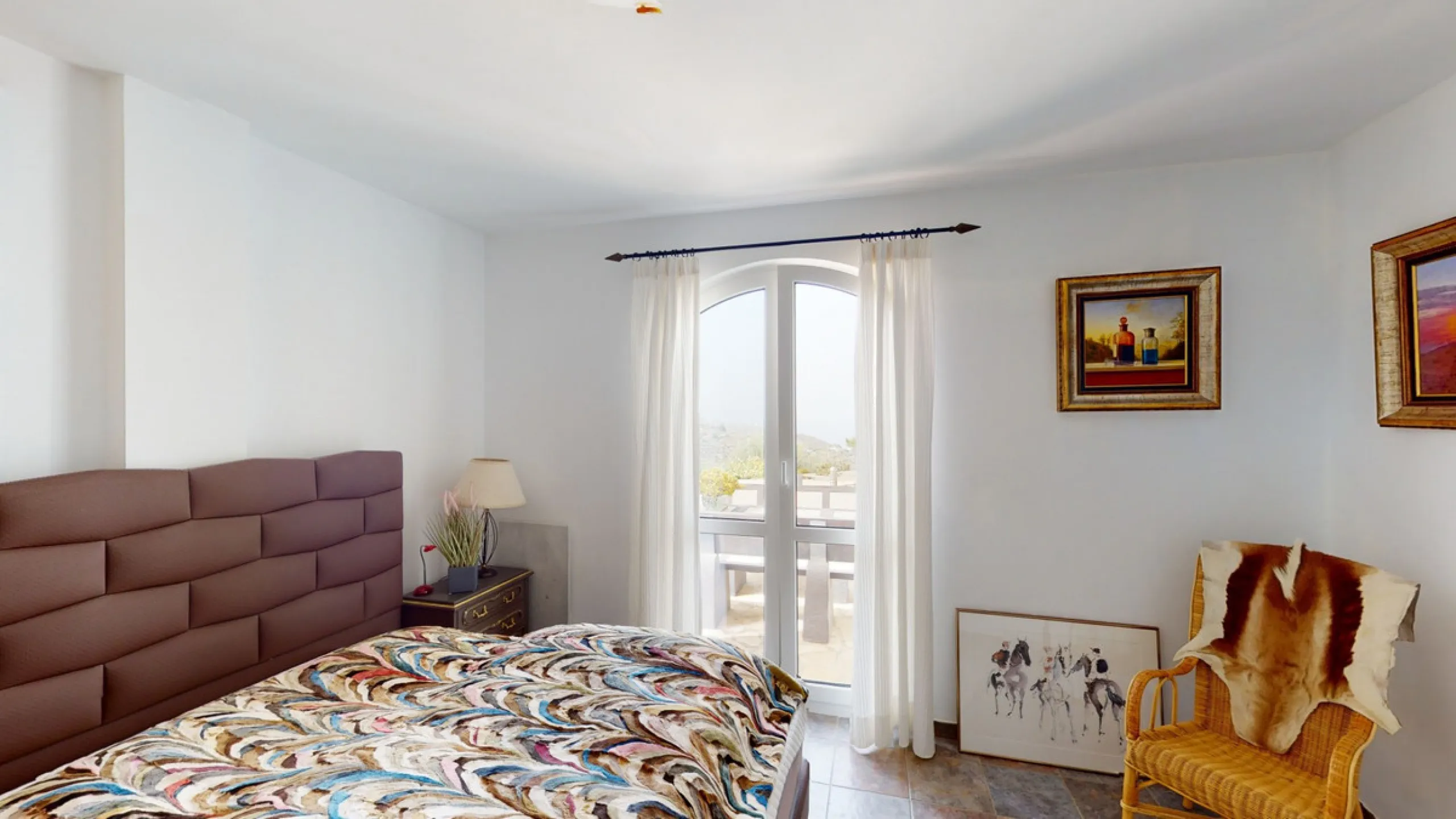 If it ́s your dream to live in a fantastic, high quality built villa with a pool and breathtaking sea views, then you have found the right property. This 280 m2 luxury villa offers everything you could possibly want. In the centre of the modern villa mixe