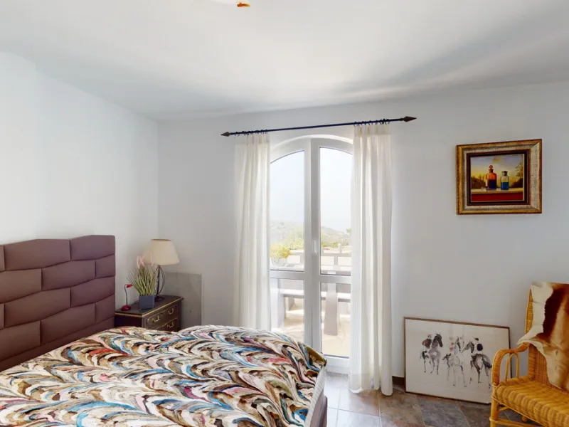 If it ́s your dream to live in a fantastic, high quality built villa with a pool and breathtaking sea views, then you have found the right property. This 280 m2 luxury villa offers everything you could possibly want. In the centre of the modern villa mixe