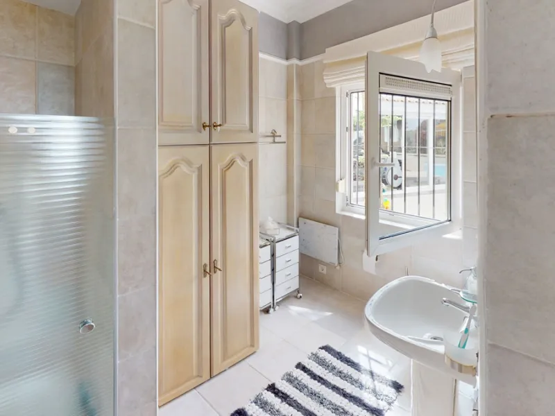 If it ́s your dream to live in a fantastic, high quality built villa with a pool and breathtaking sea views, then you have found the right property. This 280 m2 luxury villa offers everything you could possibly want. In the centre of the modern villa mixe