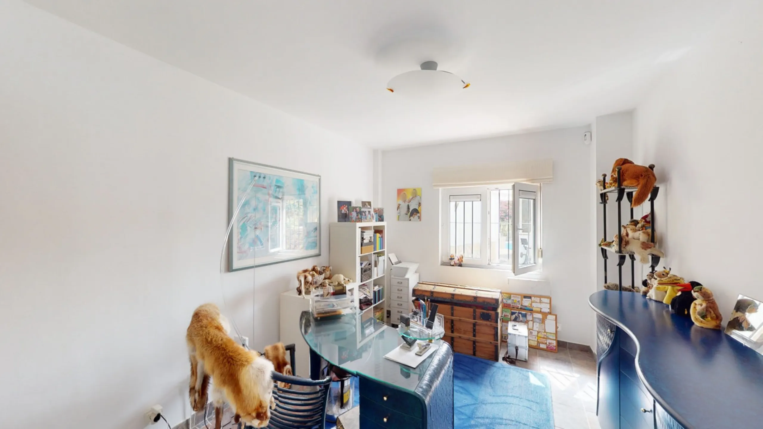 If it ́s your dream to live in a fantastic, high quality built villa with a pool and breathtaking sea views, then you have found the right property. This 280 m2 luxury villa offers everything you could possibly want. In the centre of the modern villa mixe