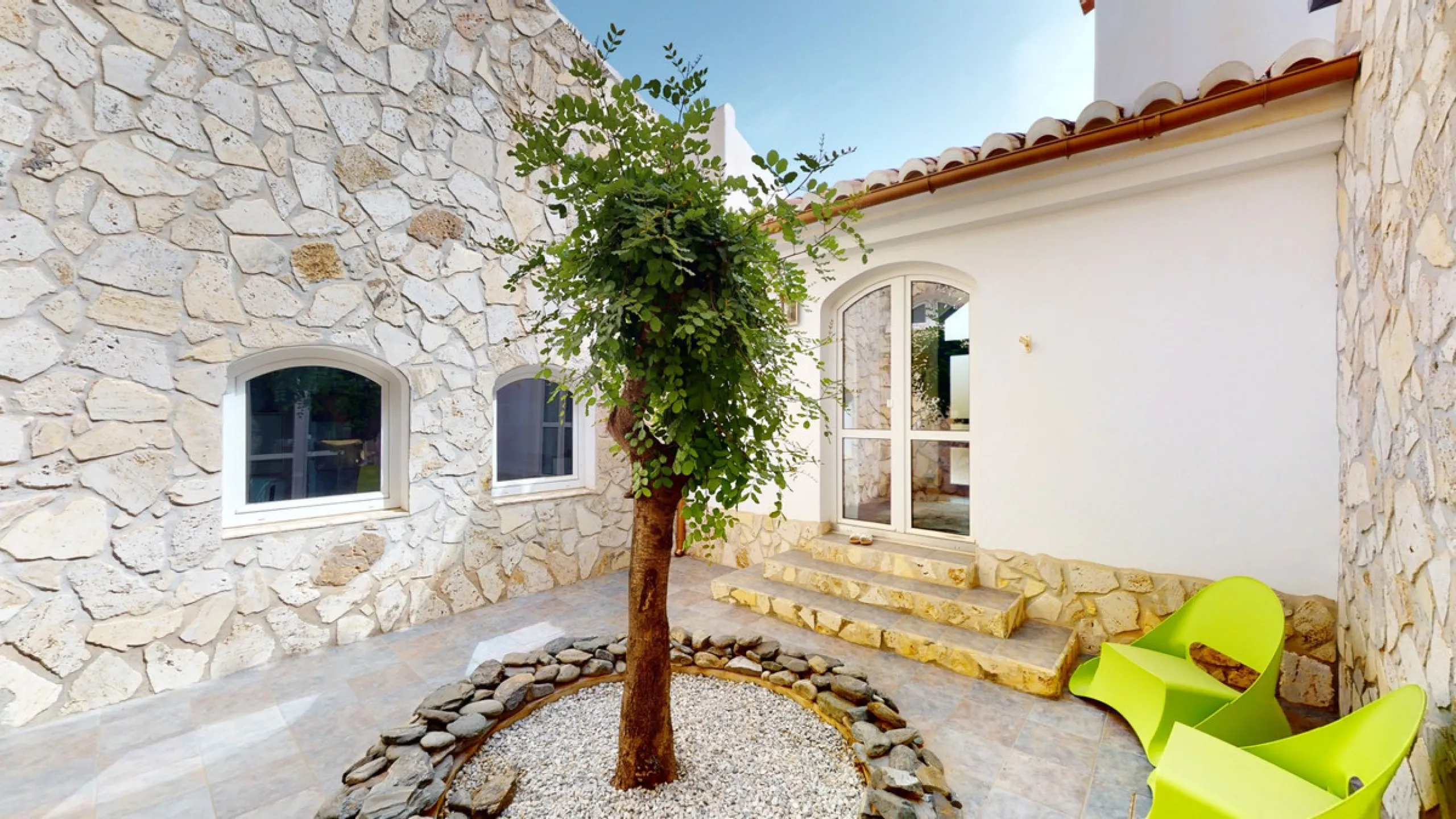 If it ́s your dream to live in a fantastic, high quality built villa with a pool and breathtaking sea views, then you have found the right property. This 280 m2 luxury villa offers everything you could possibly want. In the centre of the modern villa mixe