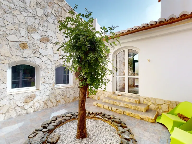 If it ́s your dream to live in a fantastic, high quality built villa with a pool and breathtaking sea views, then you have found the right property. This 280 m2 luxury villa offers everything you could possibly want. In the centre of the modern villa mixe