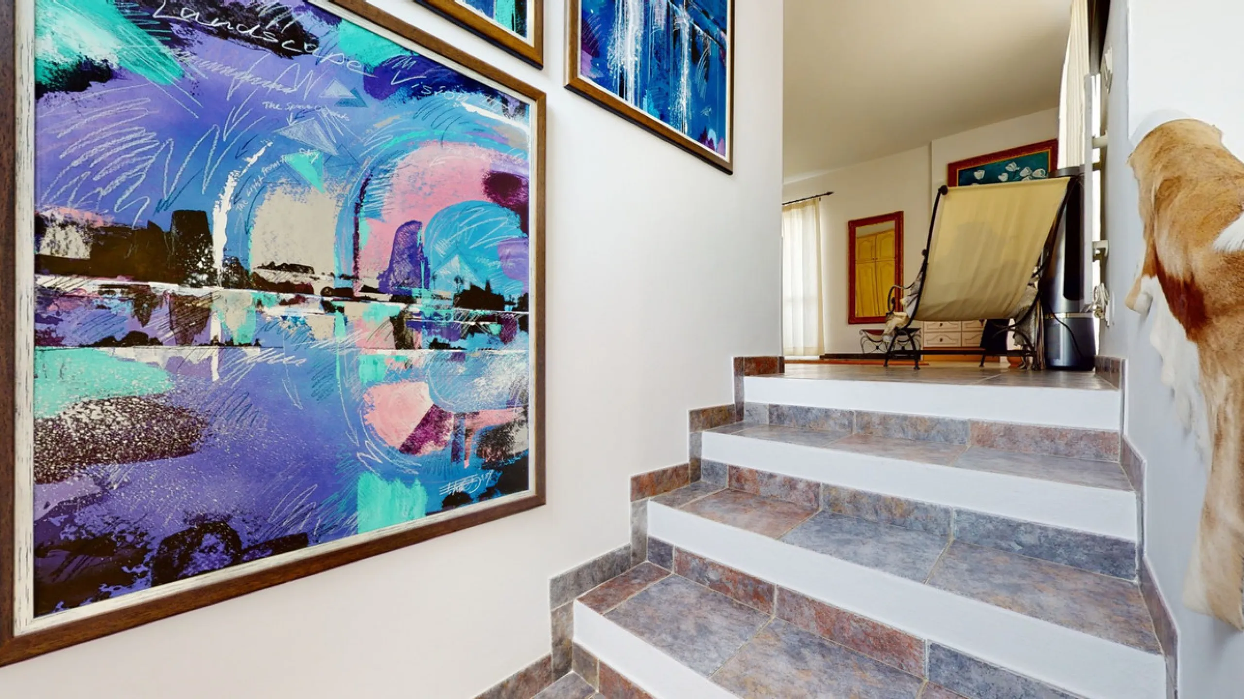 If it ́s your dream to live in a fantastic, high quality built villa with a pool and breathtaking sea views, then you have found the right property. This 280 m2 luxury villa offers everything you could possibly want. In the centre of the modern villa mixe