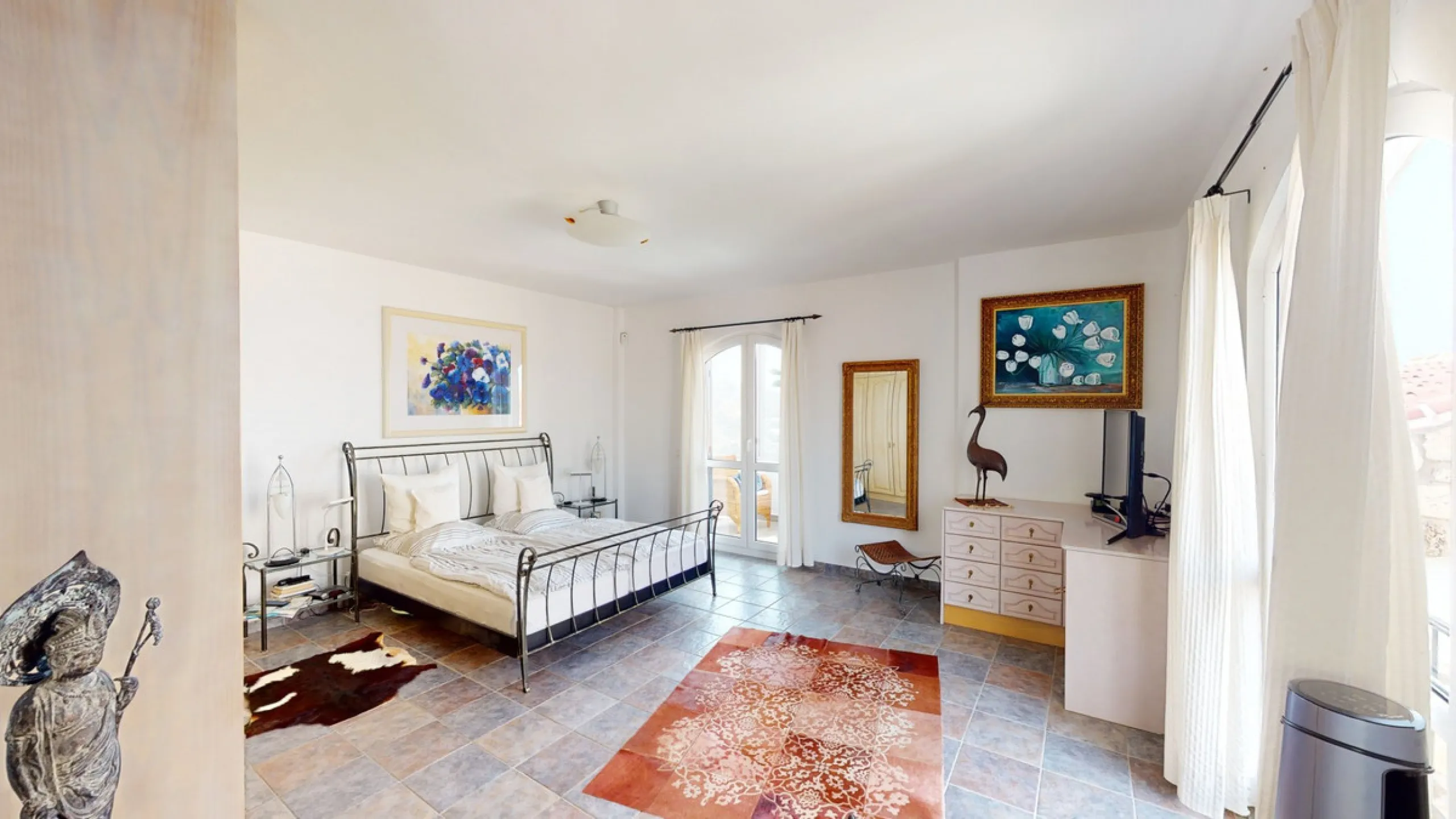 If it ́s your dream to live in a fantastic, high quality built villa with a pool and breathtaking sea views, then you have found the right property. This 280 m2 luxury villa offers everything you could possibly want. In the centre of the modern villa mixe