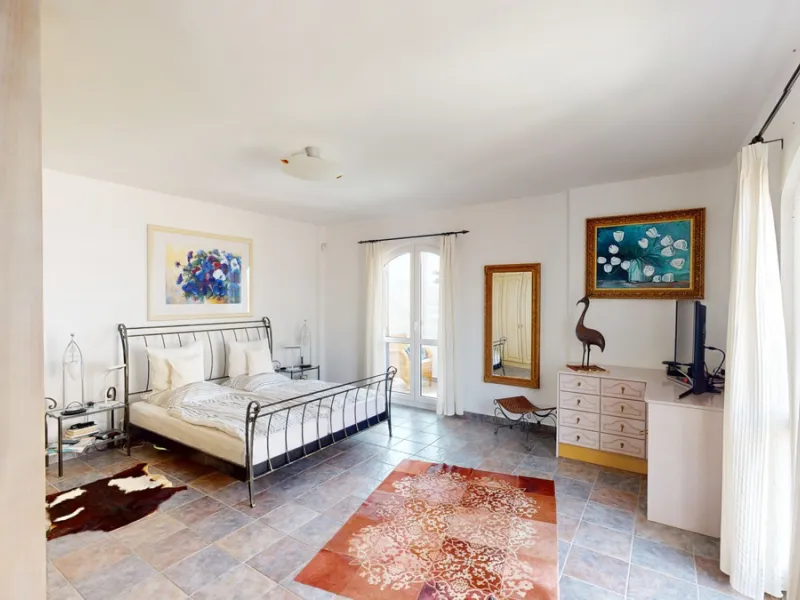 If it ́s your dream to live in a fantastic, high quality built villa with a pool and breathtaking sea views, then you have found the right property. This 280 m2 luxury villa offers everything you could possibly want. In the centre of the modern villa mixe
