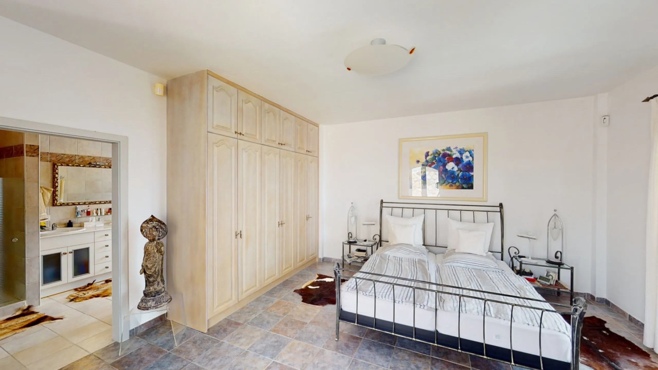 If it ́s your dream to live in a fantastic, high quality built villa with a pool and breathtaking sea views, then you have found the right property. This 280 m2 luxury villa offers everything you could possibly want. In the centre of the modern villa mixe