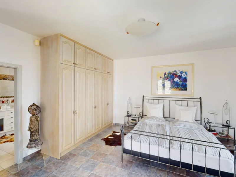 If it ́s your dream to live in a fantastic, high quality built villa with a pool and breathtaking sea views, then you have found the right property. This 280 m2 luxury villa offers everything you could possibly want. In the centre of the modern villa mixe