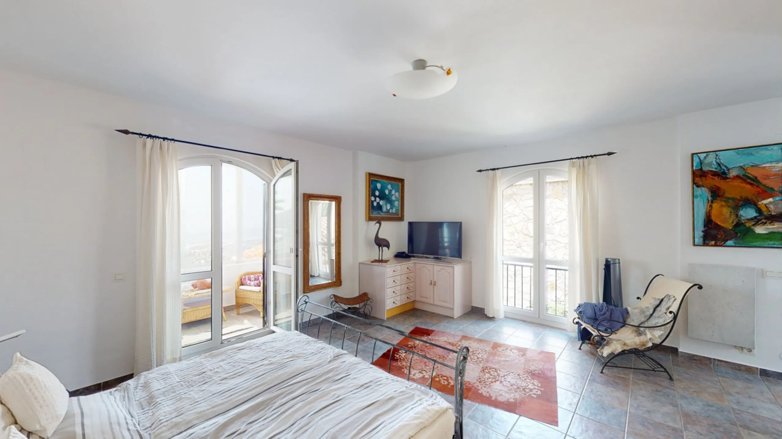 If it ́s your dream to live in a fantastic, high quality built villa with a pool and breathtaking sea views, then you have found the right property. This 280 m2 luxury villa offers everything you could possibly want. In the centre of the modern villa mixe