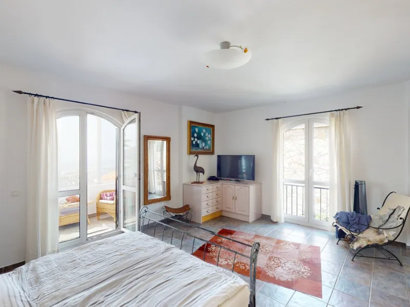 If it ́s your dream to live in a fantastic, high quality built villa with a pool and breathtaking sea views, then you have found the right property. This 280 m2 luxury villa offers everything you could possibly want. In the centre of the modern villa mixe