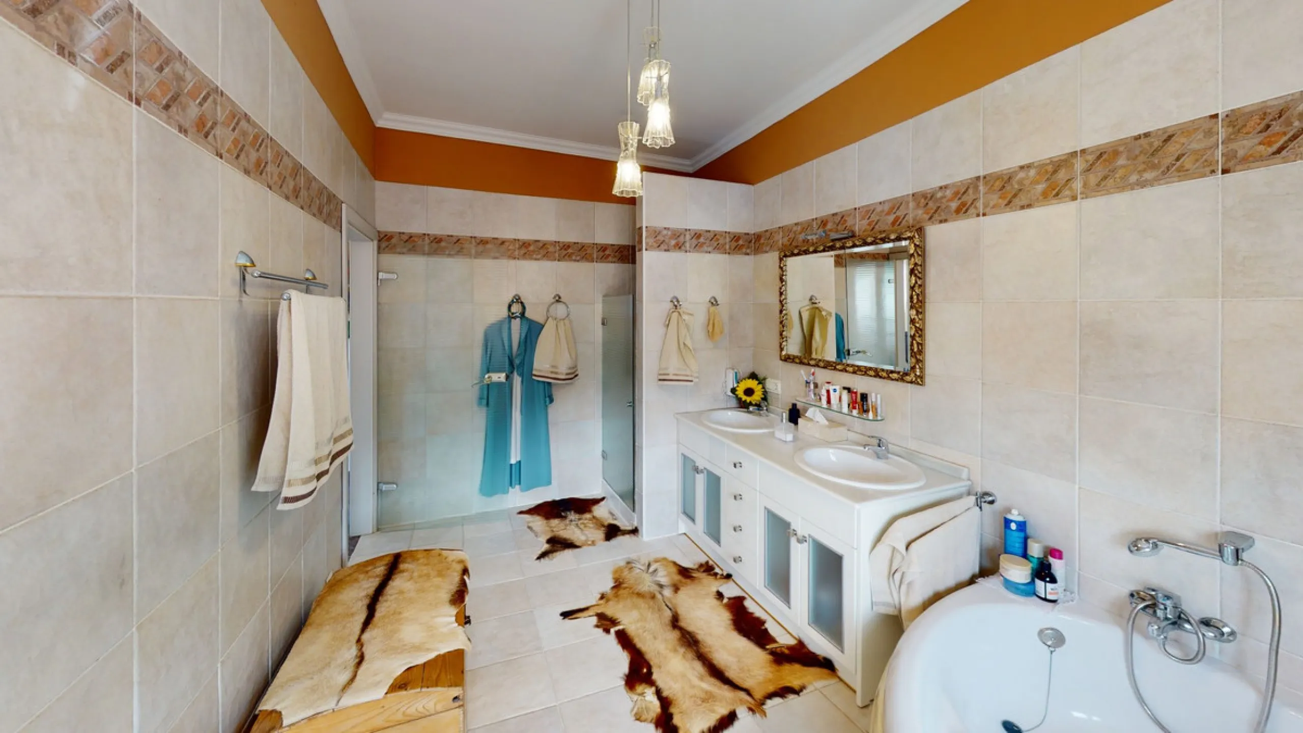 If it ́s your dream to live in a fantastic, high quality built villa with a pool and breathtaking sea views, then you have found the right property. This 280 m2 luxury villa offers everything you could possibly want. In the centre of the modern villa mixe