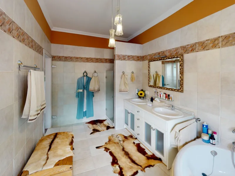 If it ́s your dream to live in a fantastic, high quality built villa with a pool and breathtaking sea views, then you have found the right property. This 280 m2 luxury villa offers everything you could possibly want. In the centre of the modern villa mixe