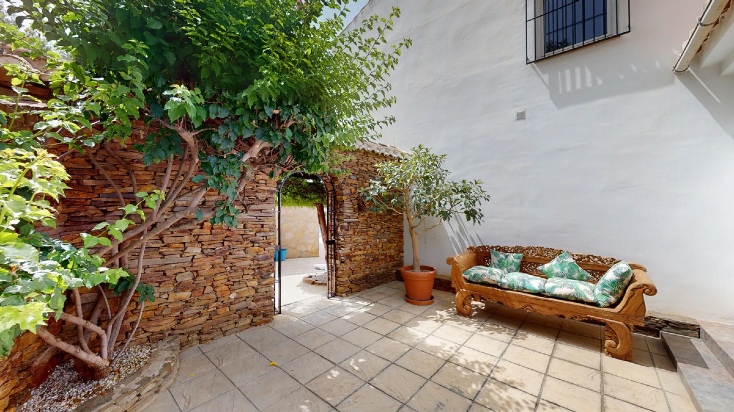 If it ́s your dream to live in a fantastic, high quality built villa with a pool and breathtaking sea views, then you have found the right property. This 280 m2 luxury villa offers everything you could possibly want. In the centre of the modern villa mixe