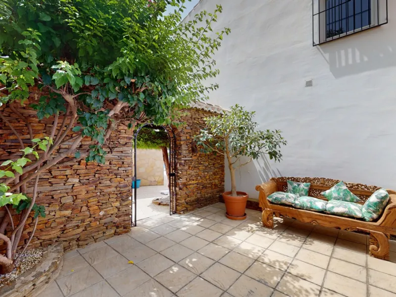 If it ́s your dream to live in a fantastic, high quality built villa with a pool and breathtaking sea views, then you have found the right property. This 280 m2 luxury villa offers everything you could possibly want. In the centre of the modern villa mixe