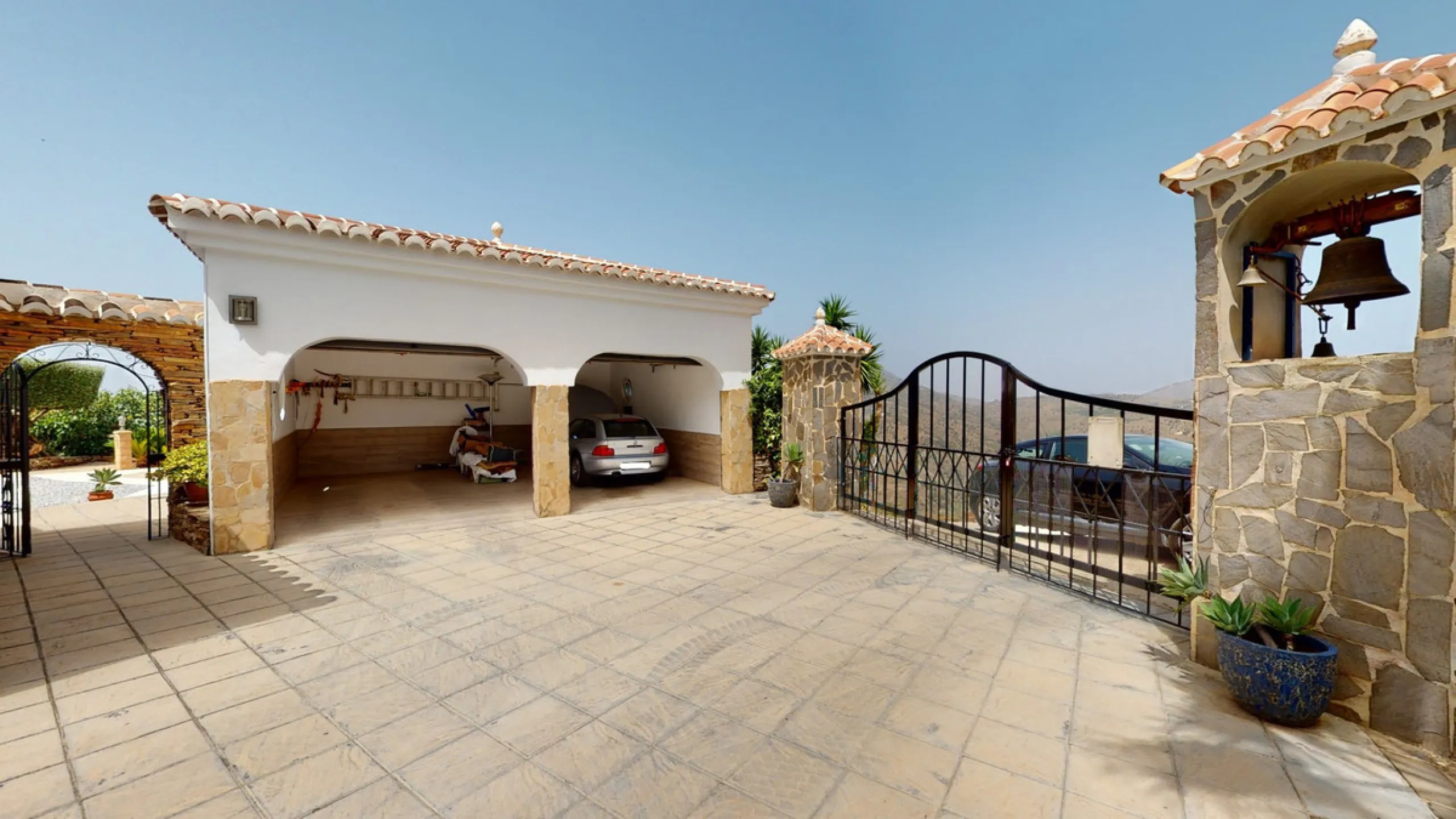 If it ́s your dream to live in a fantastic, high quality built villa with a pool and breathtaking sea views, then you have found the right property. This 280 m2 luxury villa offers everything you could possibly want. In the centre of the modern villa mixe