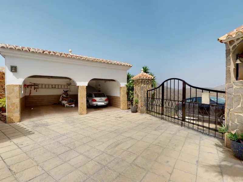 If it ́s your dream to live in a fantastic, high quality built villa with a pool and breathtaking sea views, then you have found the right property. This 280 m2 luxury villa offers everything you could possibly want. In the centre of the modern villa mixe