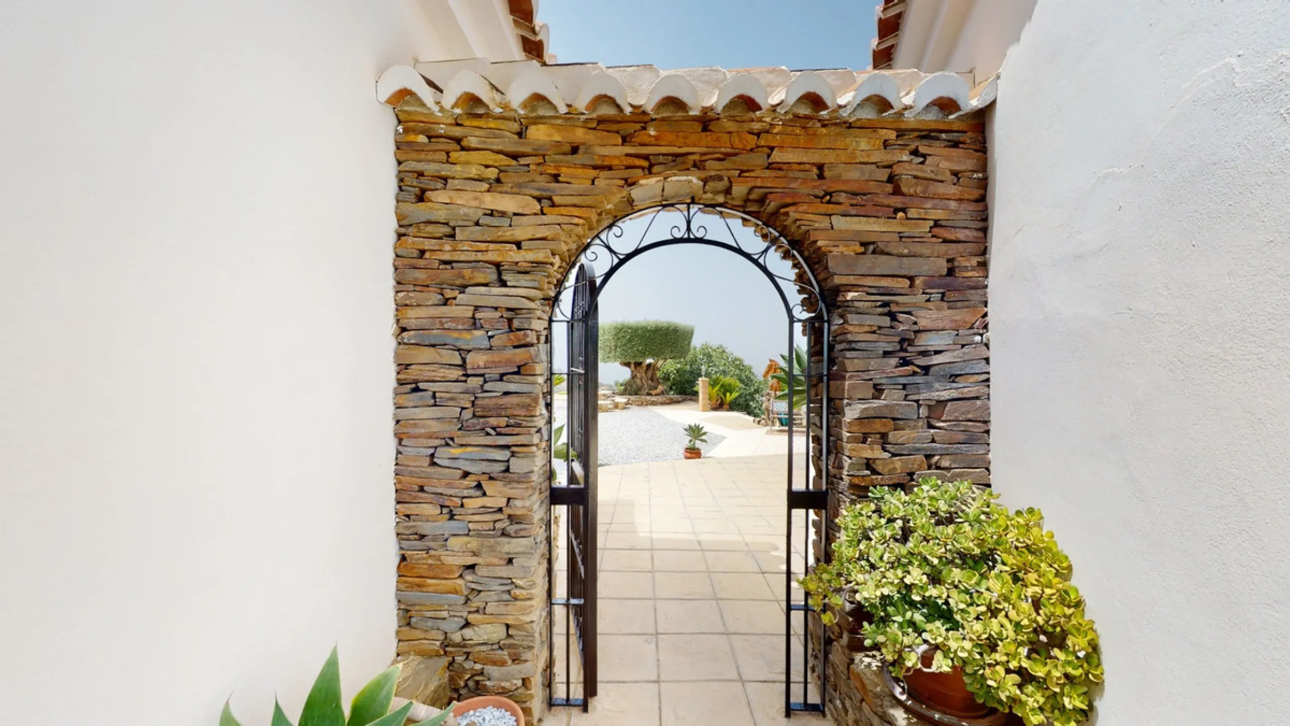 If it ́s your dream to live in a fantastic, high quality built villa with a pool and breathtaking sea views, then you have found the right property. This 280 m2 luxury villa offers everything you could possibly want. In the centre of the modern villa mixe