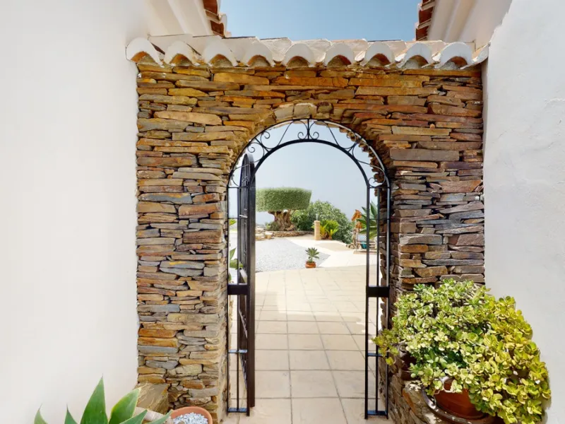 If it ́s your dream to live in a fantastic, high quality built villa with a pool and breathtaking sea views, then you have found the right property. This 280 m2 luxury villa offers everything you could possibly want. In the centre of the modern villa mixe
