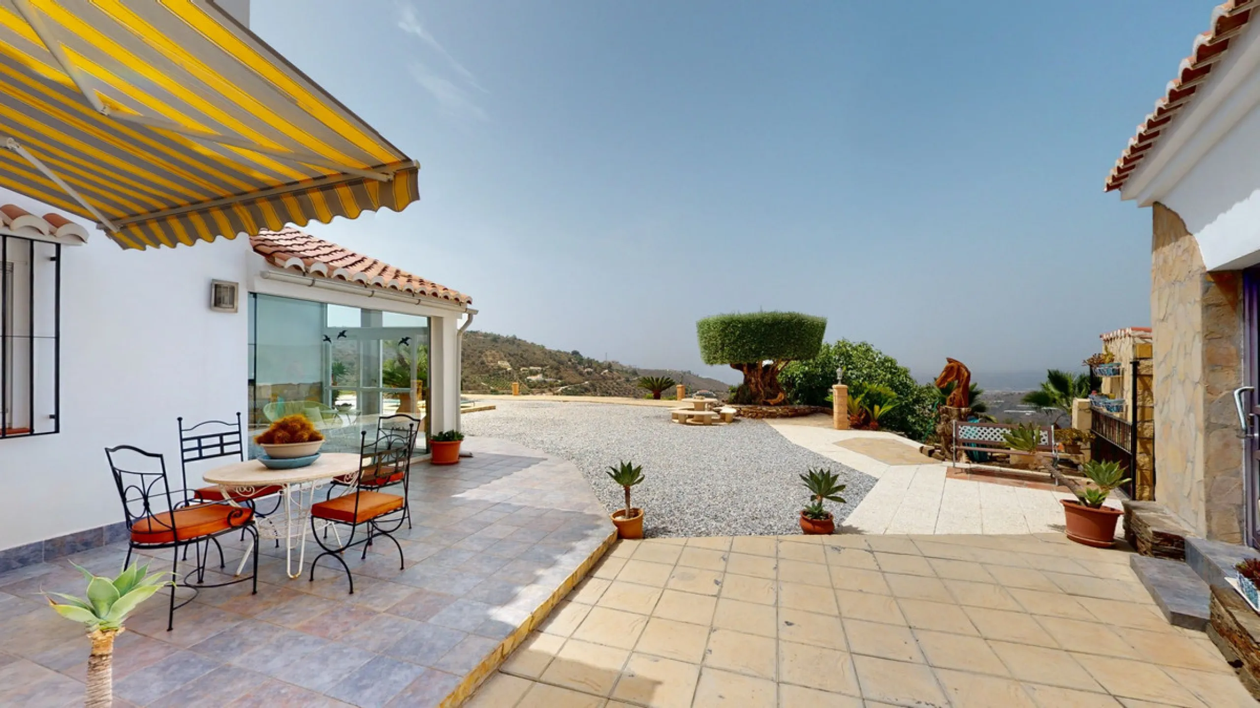 If it ́s your dream to live in a fantastic, high quality built villa with a pool and breathtaking sea views, then you have found the right property. This 280 m2 luxury villa offers everything you could possibly want. In the centre of the modern villa mixe