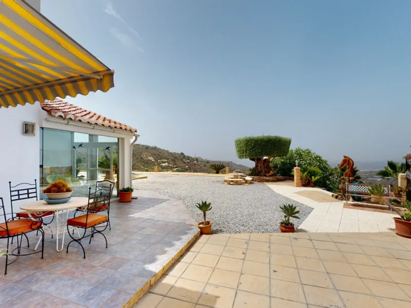 If it ́s your dream to live in a fantastic, high quality built villa with a pool and breathtaking sea views, then you have found the right property. This 280 m2 luxury villa offers everything you could possibly want. In the centre of the modern villa mixe